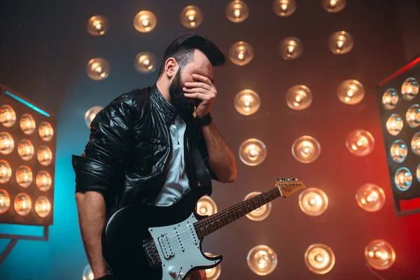 Mannelijke bebaarde gitarist — Stockfoto