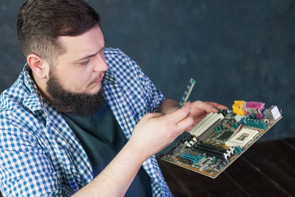Ingeniero de servicio que trabaja con hardware de PC —  Fotos de Stock