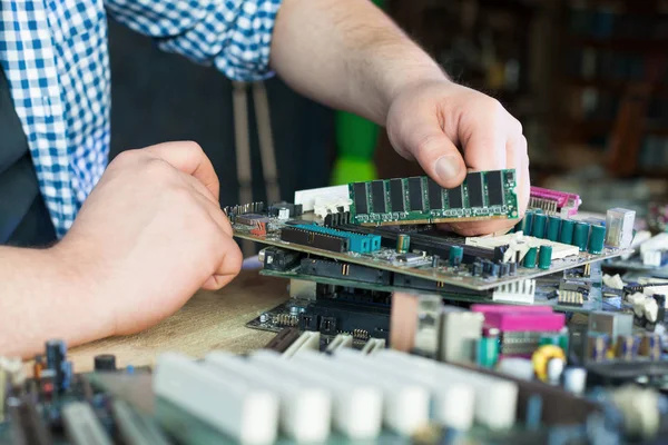 Ingeniero de servicio que trabaja con placa base de computadora — Foto de Stock