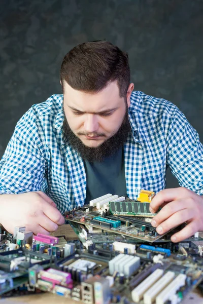 Ingeniero de servicio que trabaja con placa base de computadora — Foto de Stock