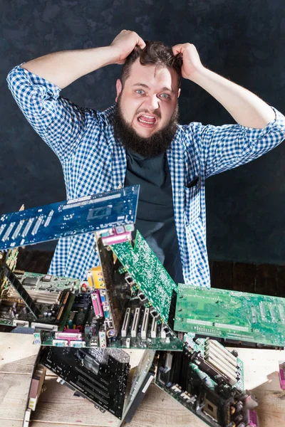 Reparador haciendo diagnóstico de componentes electrónicos — Foto de Stock