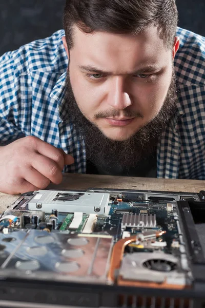 Ingeniero de servicio masculino desmontaje portátil —  Fotos de Stock