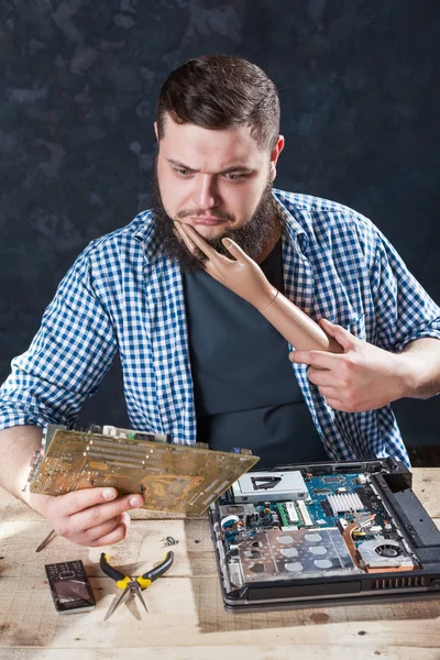 Mężczyzna inżynier rozwiązywania problemów ze sprzętem — Zdjęcie stockowe