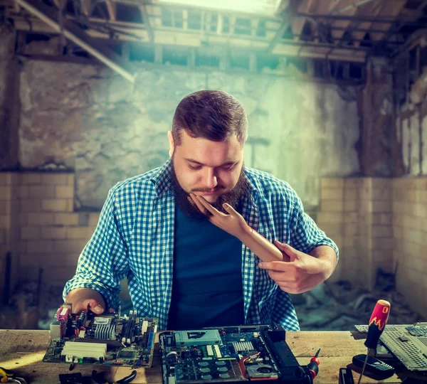 Ingeniero masculino problema de fijación con el hardware — Foto de Stock