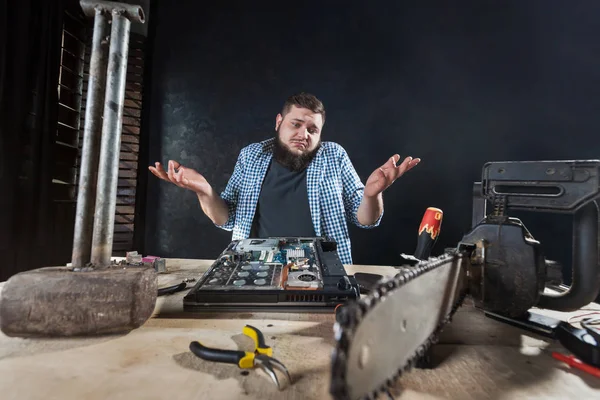 Onderhoudsmonteur op het werk — Stockfoto