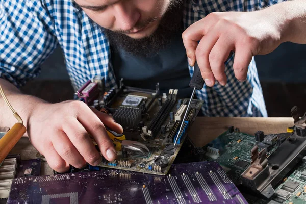 Male service engineer disassembling laptop — Stock Photo, Image