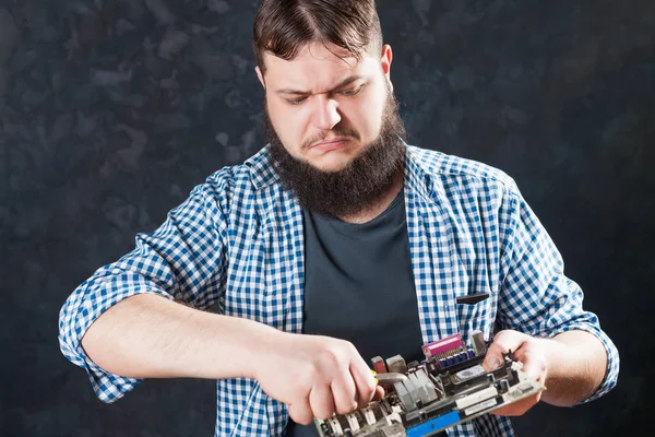 Ingegnere di servizio riparazione scheda madre pc — Foto Stock