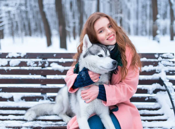 Jovem mulher e siberiano cão husky — Fotografia de Stock