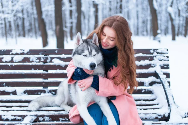 Junge Frau und sibirischer Husky-Hund — Stockfoto