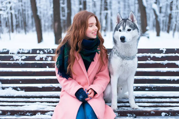 Giovane donna e siberiano husky cane — Foto Stock