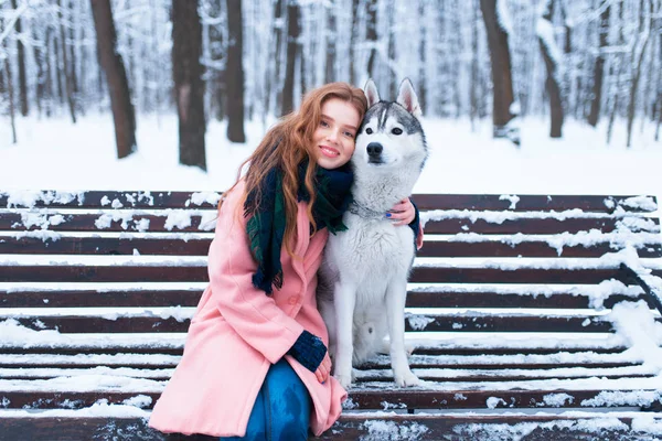Giovane donna e siberiano husky cane — Foto Stock