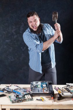 Servis mühendisi çekiç ile