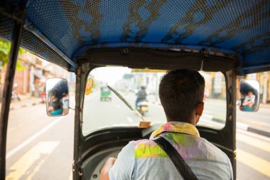 Tuk tuk sürücüsü yolda