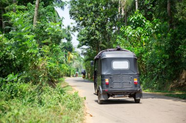Tuk-tuk Sri Lanka yolda