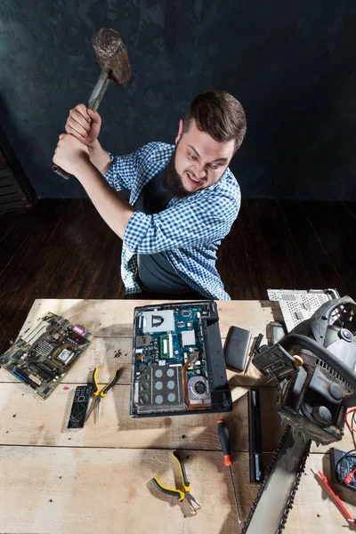 Service engineer with hammer — Stock Photo, Image