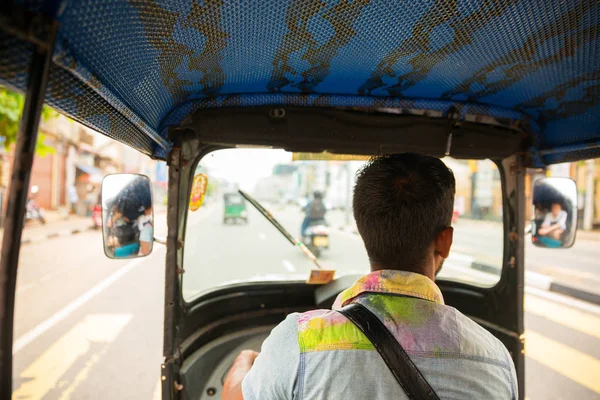 Οδηγός tuk tuk στον δρόμο — Φωτογραφία Αρχείου