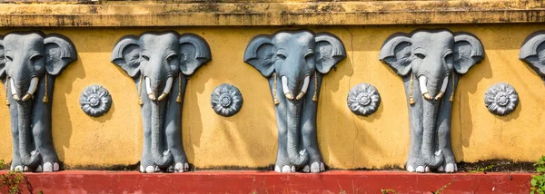 Parede com esculturas de elefantes — Fotografia de Stock