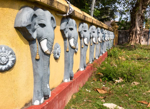 Wall with elephant sculptures — Stock Photo, Image