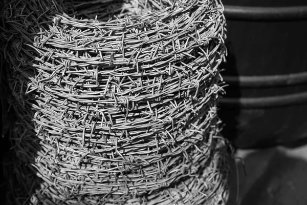 Rollo de alambre de púas —  Fotos de Stock