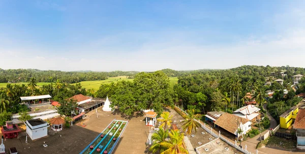 Edificios del pueblo y selva tropical — Foto de Stock