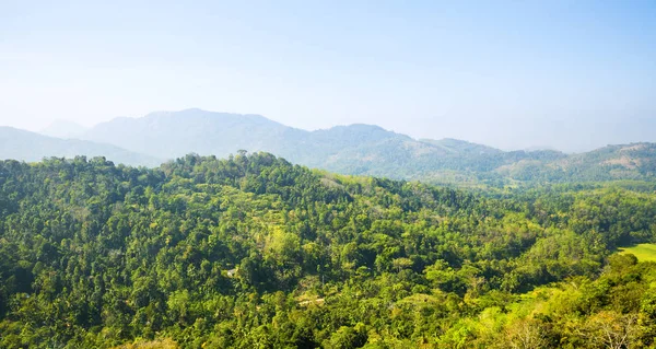 Cênica colinas verdes anb céu azul — Fotografia de Stock