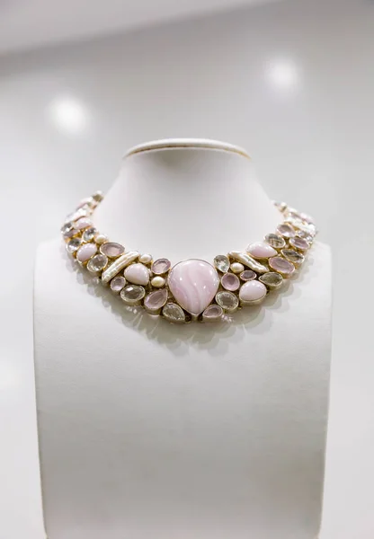 Drahokam náhrdelník v obchodě — Stock fotografie