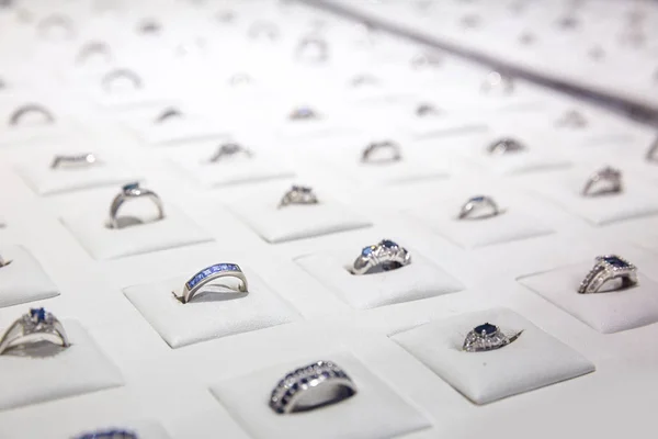 Anéis decorados com pedras preciosas — Fotografia de Stock
