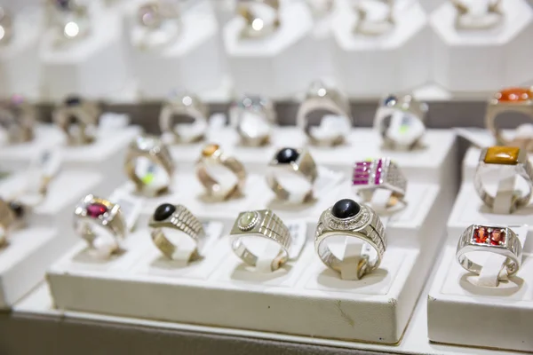 Anillos decorados con piedras preciosas — Foto de Stock