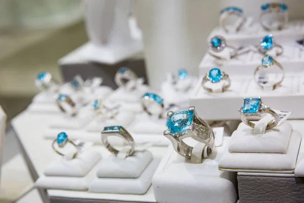 Gyűrűk, drágakövek díszítik — Stock Fotó