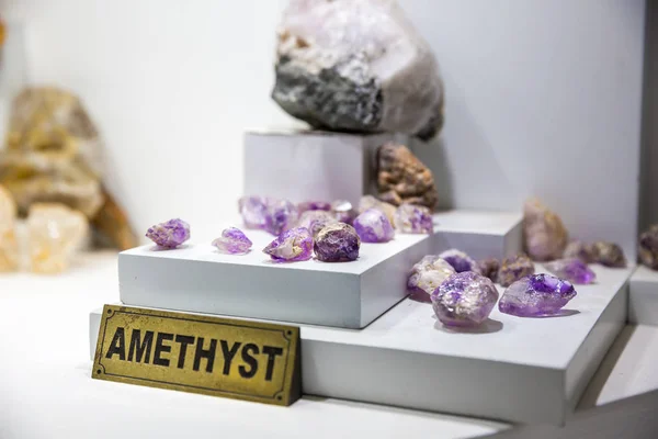 Amatista piedras preciosas en exposición — Foto de Stock