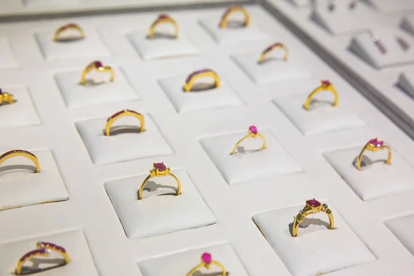 보석으로 장식 된 반지 — 스톡 사진