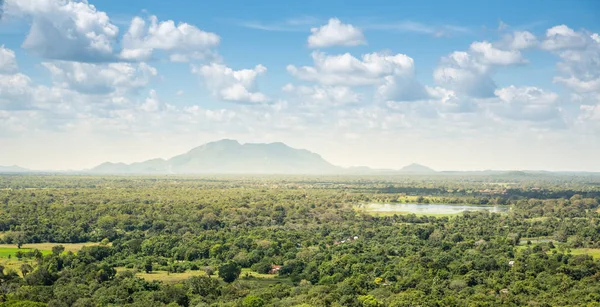 Vale verde e céu azul — Fotografia de Stock