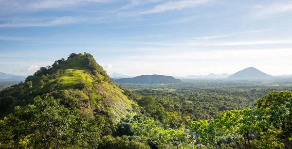 Cênica colinas verdes anb céu azul — Fotografia de Stock