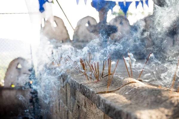 Branden incenses in buddha tempel — Stockfoto