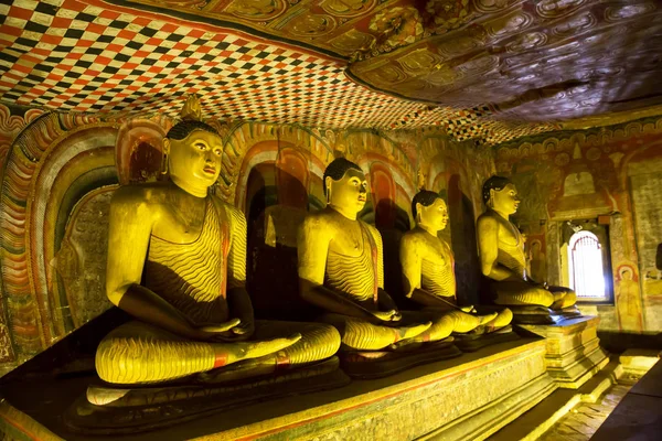 Standbeelden in buddha tempel — Stockfoto