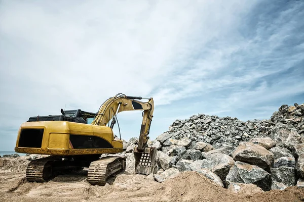 Machine d'excavation dans une carrière — Photo