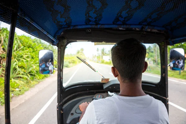 Tuk tuk driver na estrada — Fotografia de Stock