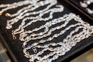 değerli taşlar ile dekore edilmiş bilezik