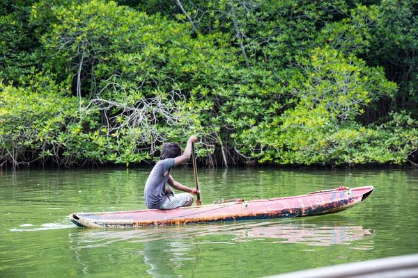 Mann im Boot treibt auf Fluss — Stockfoto