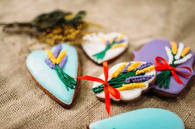 tatlı sırlı Paskalya kurabiyeleri 