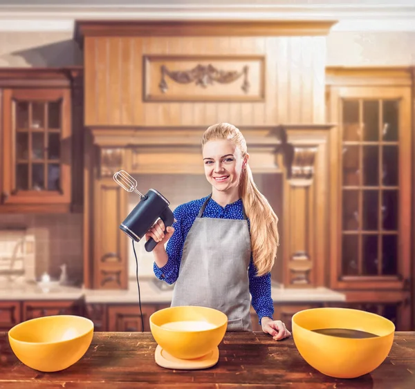 Mujer batiendo masa con mezclador — Foto de Stock