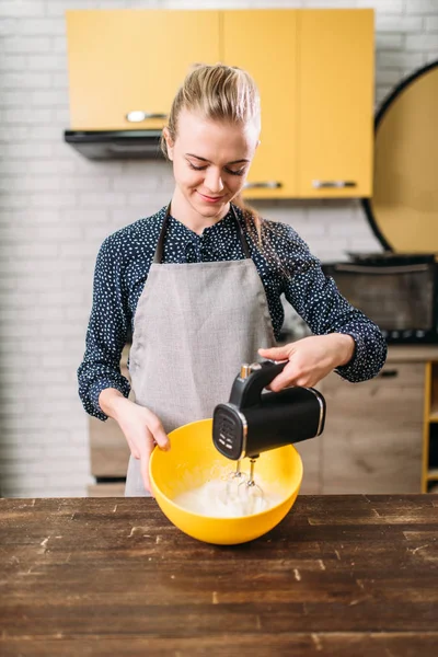 Femme fouettant la pâte avec mélangeur — Photo