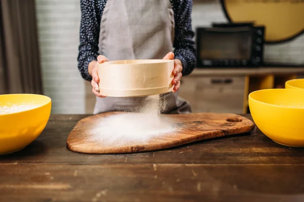 小麦粉をふるいを通してフィルタ リング — ストック写真