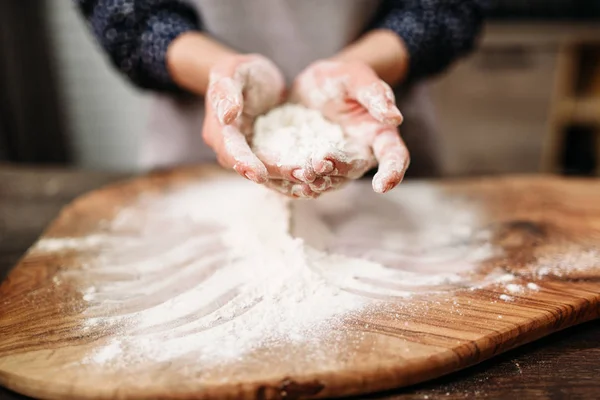 Chef em avental com farinha nas mãos — Fotografia de Stock