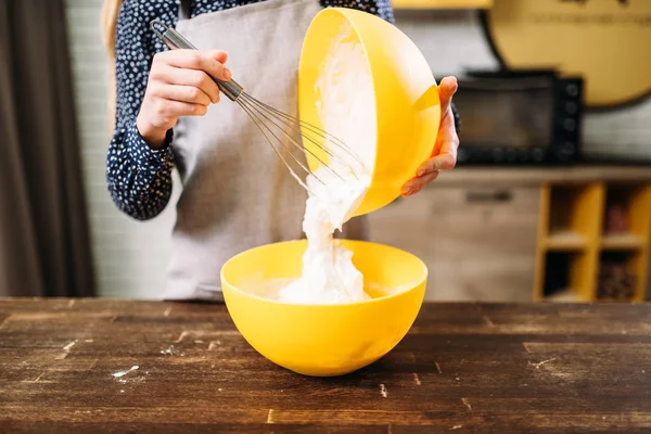 Donna in grembiule crema da cucina — Foto Stock