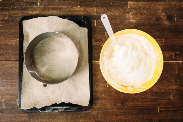 Pâte fraîche dans un bol et une plaque de cuisson — Photo