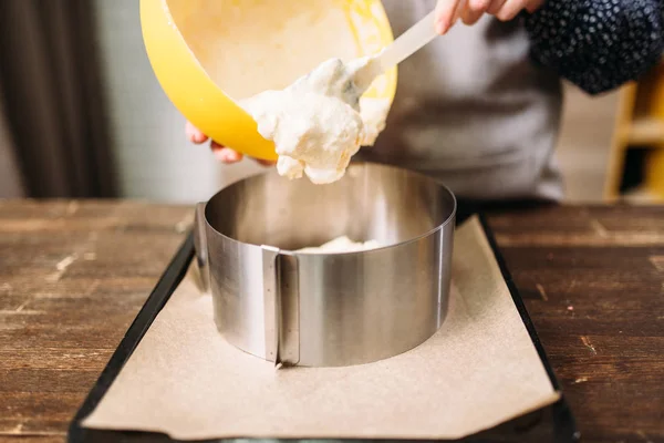 Mani femminili che aggiungono la crema per torta — Foto Stock