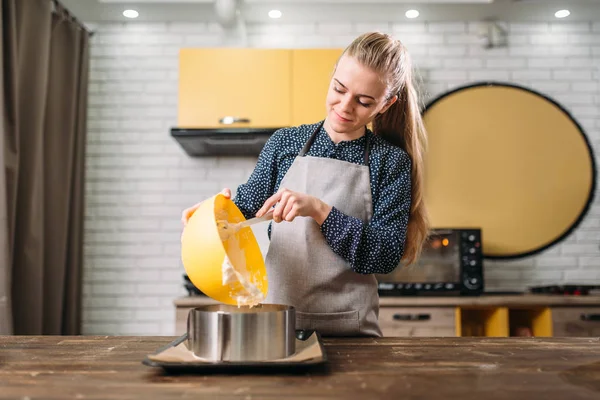 Femme ajoutant de la crème pour gâteau — Photo