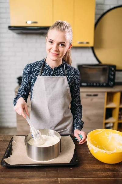 Femme ajoutant de la crème pour gâteau — Photo