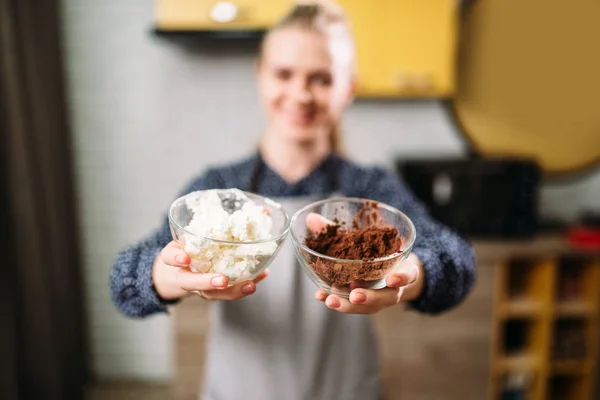 Mujer sosteniendo cuencos con ingredientes — Foto de Stock